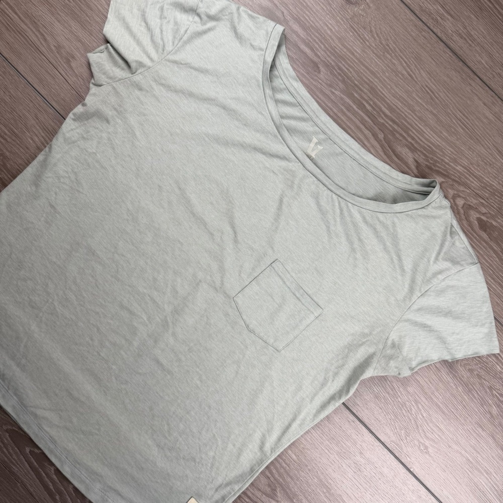 Vuori Womens T-Shirt Short Sleeve Pocket Scoop Neck Sage Green Medium